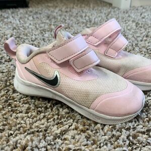 Toddler girls’ Nike Starrunner sneakers. Size 6.5.